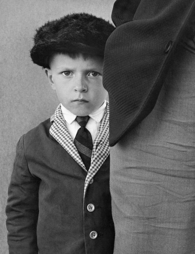 kuvatyyppi;b&w,vuosikymmenet;1960-luku,ihminen;lapsi;poika,ihminen;lapsi;ilmeet ja eleet,ihminen;lapsi;ja aikuinen